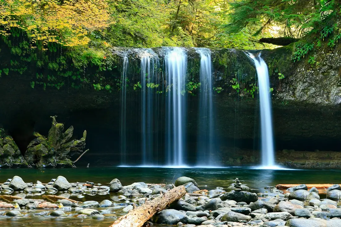 Curug bertingkat dengan kolam jernih di tengah hutan tropis